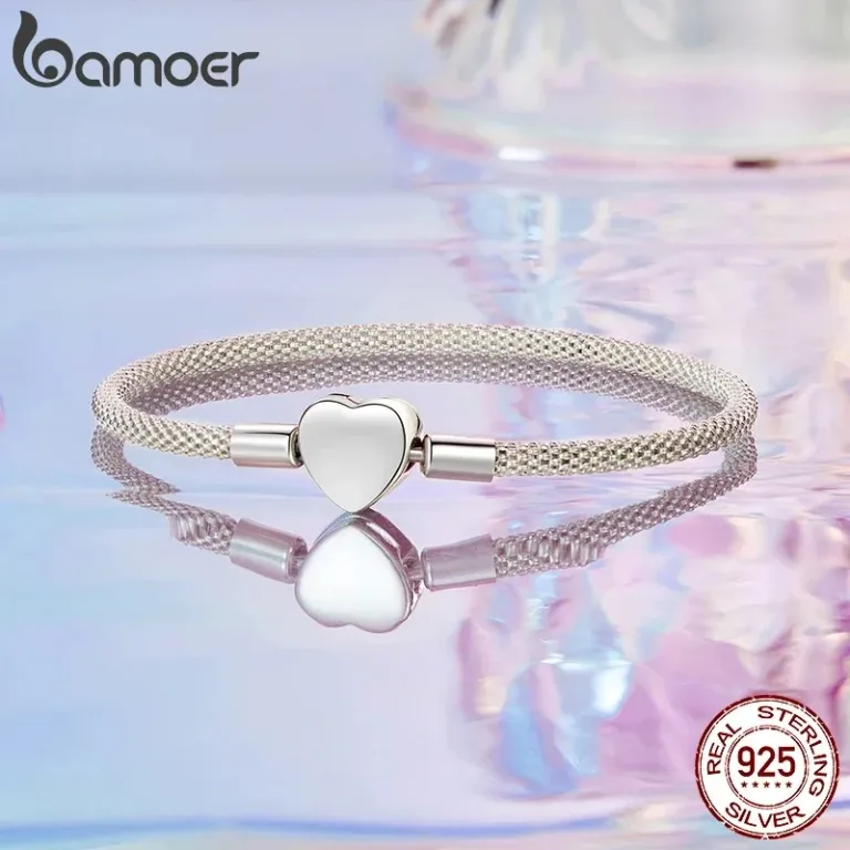Silbernes 925 Sterling Herz-Armband: Elegantes Mesh-Armband mit Herz-Clip-Verschluss. Das Charm-Armband ist 3mm dick und in 17-19cm Länge erhältlich. Ideal als Geschenk für Damen, die romantischen Silberschmuck, Beads und Charms lieben.