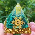 Orgonit Pyramide mit Malachit, Metatrons Würfel, 6cm. Energie-Deko, Gold-Grün. Orgon-Pyramiden Deko mit Blattgold und Malachitsteinen.