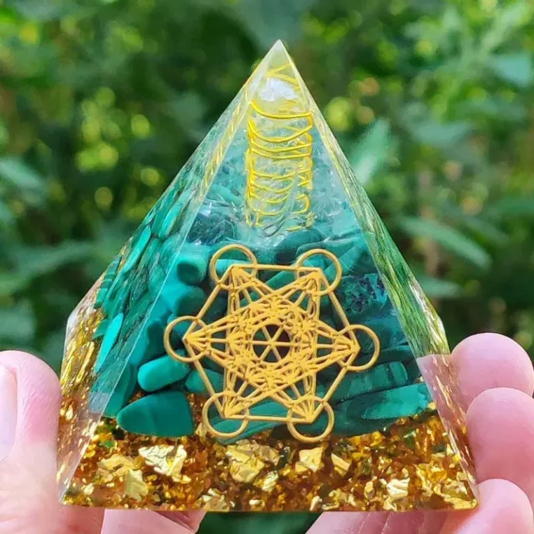Orgonit Pyramide mit Malachit, Metatrons Würfel, 6cm. Energie-Deko, Gold-Grün. Orgon-Pyramiden Deko mit Blattgold und Malachitsteinen.