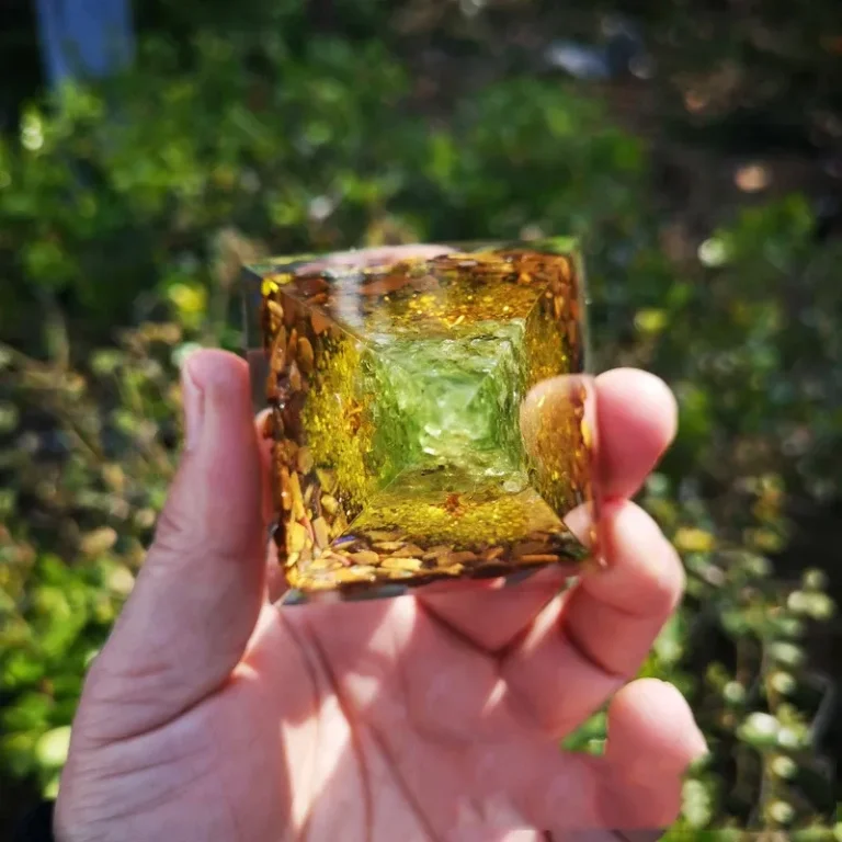 Lebensbaum-Pyramide mit Tigerauge und Peridot, 6cm Orgonit-Pyramide. Natur-Energie Deko, Kunstharz, Edelstein-Pyramide, goldfarben, natürliche Optik.