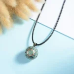 Bronze Klangkugel mit blau-grüner Emaille, Orient Ethno Stil. Baby-Bola Engelsrufer Halskette, Detailansicht des filigranen Musters.
