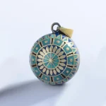 Bronze Klangkugel mit blau-grüner Emaille, Orient Ethno Stil. Baby-Bola Engelsrufer Halskette, Detailansicht des filigranen Musters.