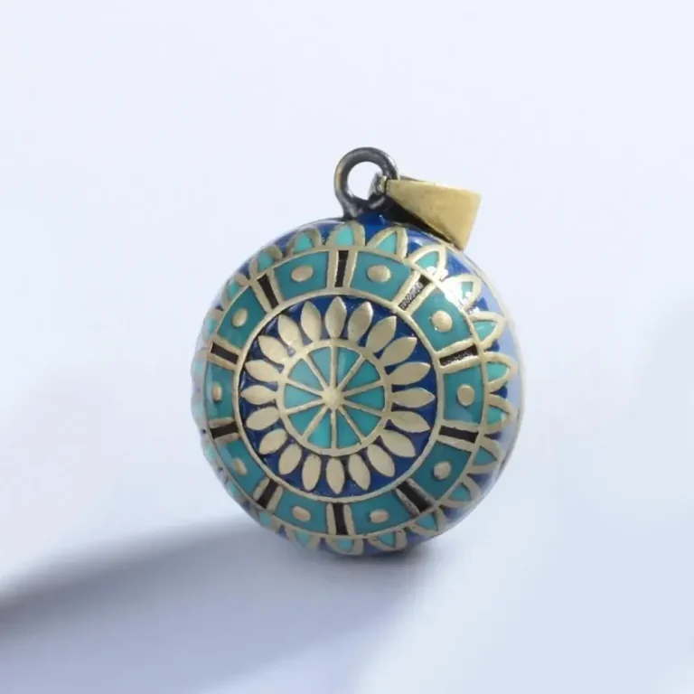 Bronze Klangkugel mit blau-grüner Emaille, Orient Ethno Stil. Baby-Bola Engelsrufer Halskette, Detailansicht des filigranen Musters.