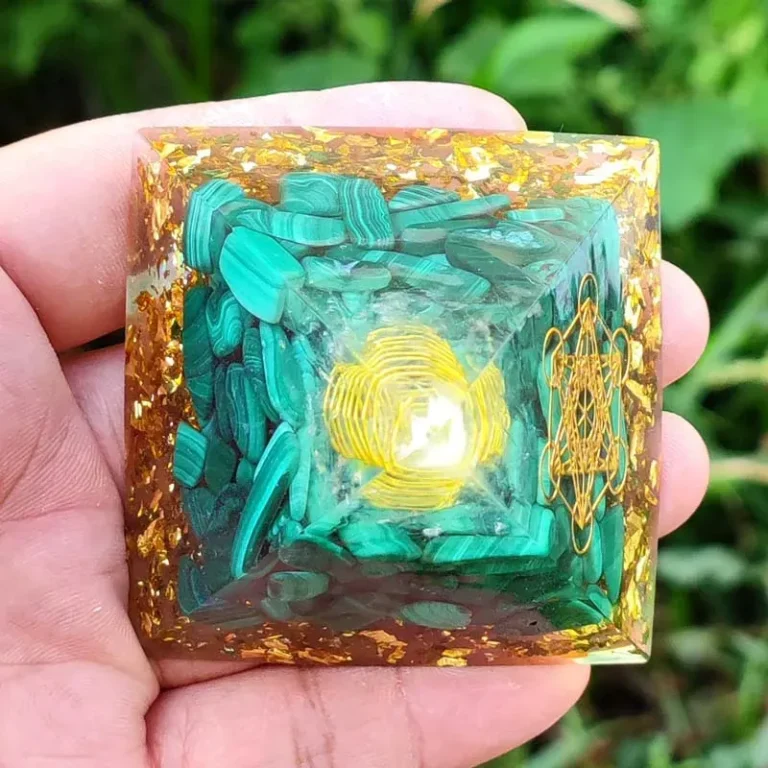 Orgonit Pyramide mit Malachit, Metatrons Würfel, goldene Akzente. Energie-Deko, 6cm Orgon-Pyramiden Detailansicht, Schutzstein, Heilstein.