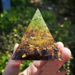 Lebensbaum-Pyramide mit Tigerauge und Peridot, 6cm. Orgonit-Pyramide für natürliche Energie-Deko. Detailaufnahme der Edelsteine.