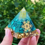Orgonit Pyramide: Malachit, Metatrons Würfel, Goldflocken. 6cm Energie-Deko Pyramide mit Spirale, Edelstein, spirituell, grün.
