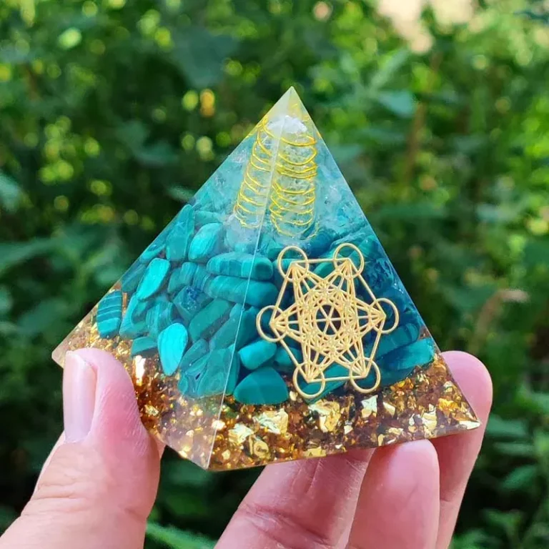 Orgonit Pyramide: Malachit, Metatrons Würfel, Goldflocken. 6cm Energie-Deko Pyramide mit Spirale, Edelstein, spirituell, grün.