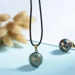 Bronze Klangkugel mit blau-grüner Emaille, Orient Ethno Stil. Baby-Bola Engelsrufer Halskette mit detailliertem Mandala-Muster.