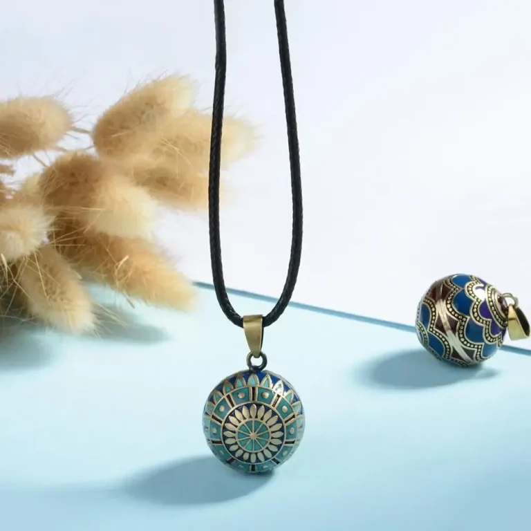 Bronze Klangkugel mit blau-grüner Emaille, Orient Ethno Stil. Baby-Bola Engelsrufer Halskette mit detailliertem Mandala-Muster.