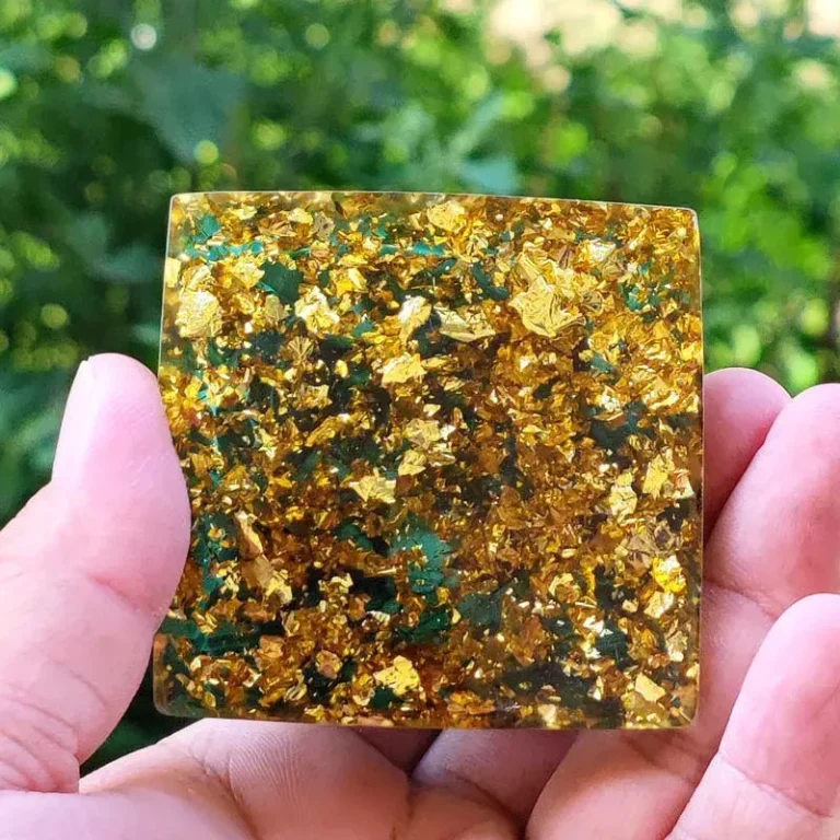 6cm Orgonit Pyramide mit Malachit, Goldflocken, Metatrons Würfel. Energie-Deko, Harz Pyramide, spirituelle Deko, Gold-Grün, Detailansicht.