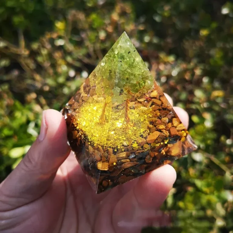 Lebensbaum-Pyramide mit Tigerauge und Peridot, 6cm. Orgonit-Pyramide mit Goldstaub, Natur-Energie Deko, Heilstein, Kunstharz, Baum des Lebens.
