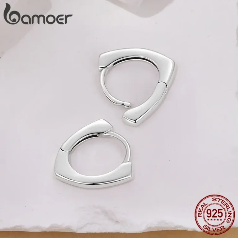Solide kleine Spitzbogen Creolen, minimalistisch V-Geometrisch. 925 Silber Ohrringe, glänzend. Moderne Klapp-Creolen, Silberschmuck.
