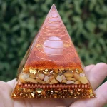Orgonit Pyramide 8cm: Energie-Deko mit Rosenquarz-Kugel, Draht-Spiralen, Goldpartikel und Edelsteinen. Orgon-Pyramiden für positive Energie.