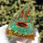 Orgonit Pyramide 6cm: Aventurin-Steine, Kupfer-Spirale, Goldflocken. Energie-Deko, Orgon-Pyramiden mit Lebensblume. Kunstharz, Grün.