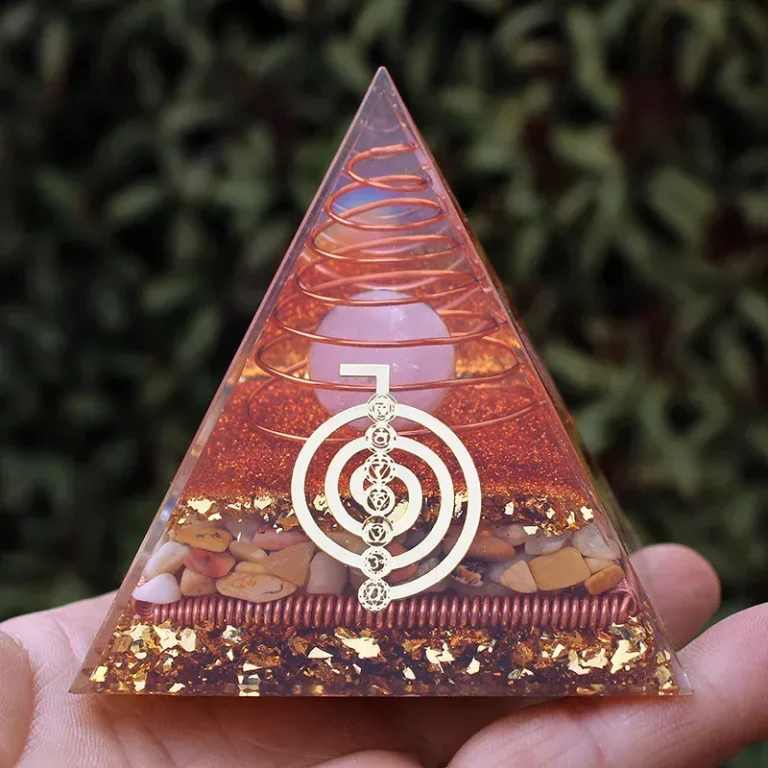 Orgonit Pyramide 8cm mit Rosenquarz-Kugel, Draht-Spiralen und Chakra-Symbol. Energie-Deko, Kunstharz, Edelsteine, Kupfer.