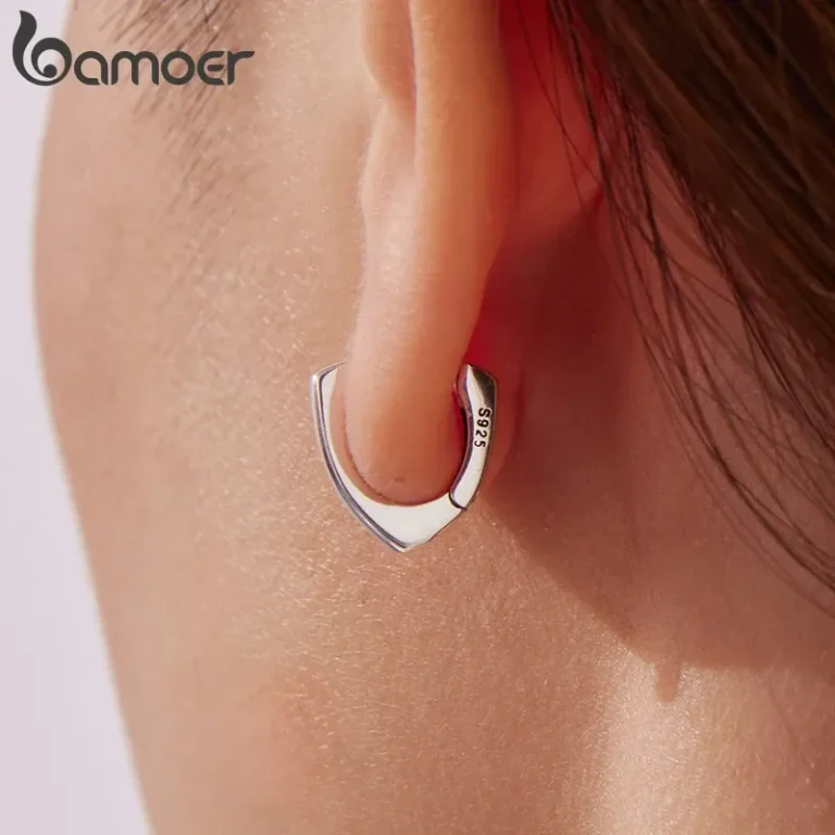 Spitzbogen Creolen: Minimalistische V-Ohrringe aus 925 Silber am Ohr. Geometrischer Statement-Schmuck, kleine Silberohrringe mit S925 Punzierung.
