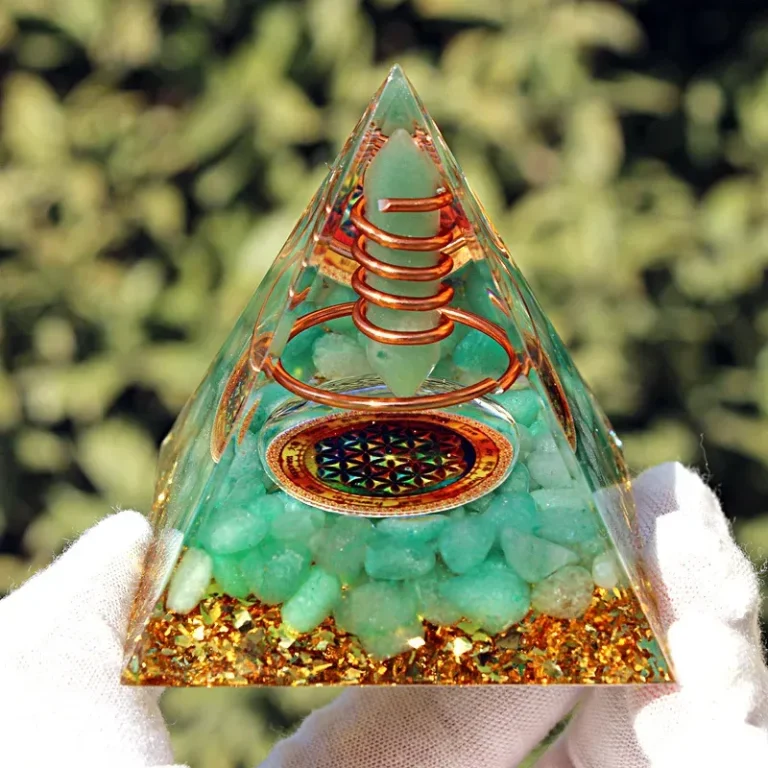 Orgonit Pyramide mit Aventurin, Kupfer-Spirale und Lebensblume. 6cm Energie-Deko, Orgon-Pyramide mit grünen Edelsteinen und Goldpartikeln.