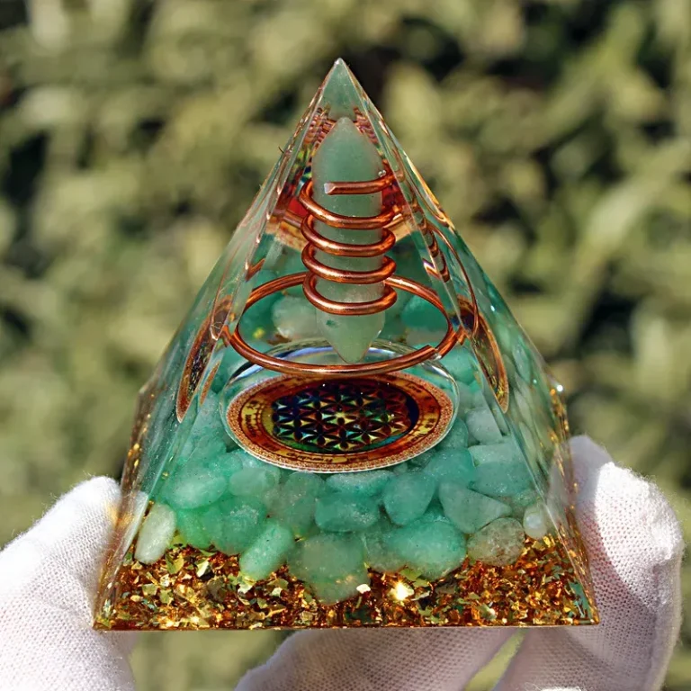 Orgonit Pyramide 6cm mit Aventurin, Kupfer-Spirale, Goldflocken. Energie-Deko Pyramide, Detailaufnahme der grünen Aventurin-Füllung.