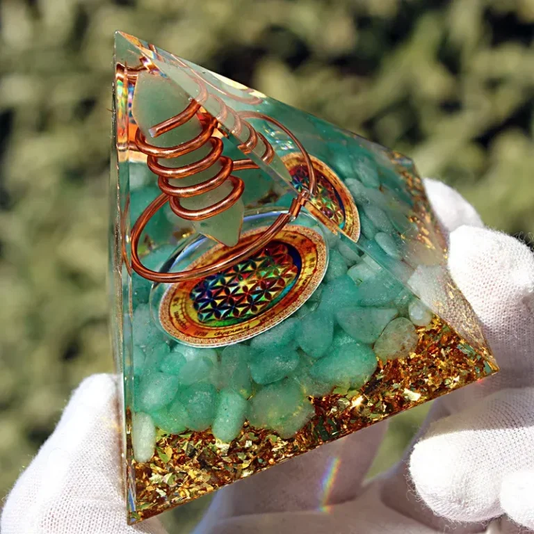 Orgonit Pyramide 6cm: Aventurin, Kupfer-Spirale, Blume des Lebens. Energie-Deko, Orgon-Pyramide mit Heilstein, Kunstharz, goldfarbenen Akzenten.