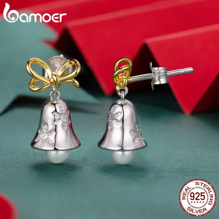 Festliche Weihnachts-Glocken Ohrstecker: Detailreiche 925 Silber Ohrringe mit Gold Schleife, Perlen und filigranen Schneeflocken.