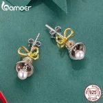 Festliche Weihnachts-Glocken Ohrstecker: Detailreiche 925 Silber Ohrringe mit Gold Schleife und Perlen. Elegante Ohrhänger für Weihnachten.