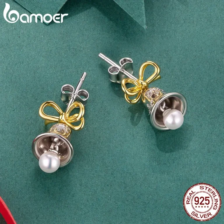 Festliche Weihnachts-Glocken Ohrstecker: Detailreiche 925 Silber Ohrringe mit Gold Schleife und Perlen. Elegante Ohrhänger für Weihnachten.