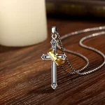 Kreuz + Krone Anhänger, teilvergoldet mit Zirkonia, Jesus Halskette aus 925 Silber. Detail: Krone mit funkelnden Kristallen.