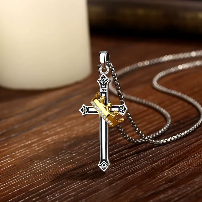 Kreuz + Krone Anhänger, teilvergoldet mit Zirkonia, Jesus Halskette aus 925 Silber. Detail: Krone mit funkelnden Kristallen.
