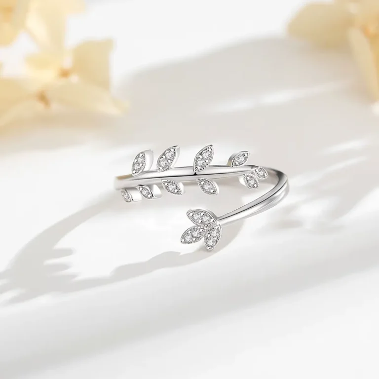 Offener Blatt-Ring mit Zirkonia-Kristallen, Fiederblatt im Wrap-Design. 925 Silberring mit filigranen Blättern und funkelnden Akzenten.
