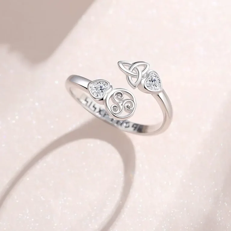 Keltischer Romantik Runenring: 925 Silber Ring mit Triskele, Zirkonia-Herzen, Runen-Gravur und offenem Wrap-Design.