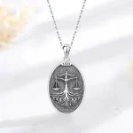 925 Silber Anhänger: Justitia Göttin Amulett mit Waage. Antik-Stil, filigranes Gerechtigkeits-Motiv, detailreiche Ausarbeitung.