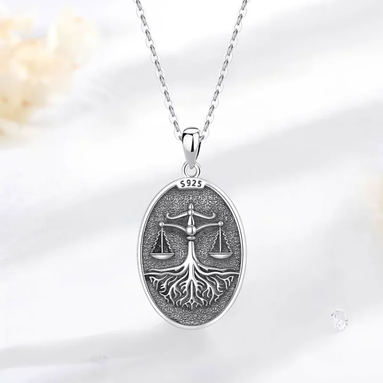 925 Silber Anhänger: Justitia Göttin Amulett mit Waage. Antik-Stil, filigranes Gerechtigkeits-Motiv, detailreiche Ausarbeitung.