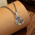 Chakra Mond Wolf Amulett: 925 Silber Anhänger mit Zirkonia Kristallen. Mondwolf Halskette, filigran, spirituell, Chakra-Farben.
