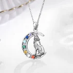 Chakra Mond Wolf Amulett, 925 Silber Anhänger mit Zirkonia Kristallen. Mondwolf Halskette, filigranes Wolfsmuster, bunte Chakra Steine.