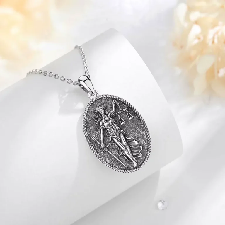 Justitia Amulett: Antike Gerechtigkeitsgöttin mit Schwert und Waage. 925 Silber Anhänger, detailreich, Göttin der Gerechtigkeit.