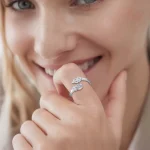 Keltischer Romantik Runenring mit Zirkonia-Herzen, 925 Silber Ring im Wrap-Design mit Triskele, verstellbar am Finger getragen.