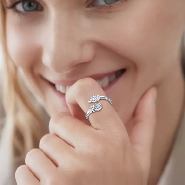 Keltischer Romantik Runenring mit Zirkonia-Herzen, 925 Silber Ring im Wrap-Design mit Triskele, verstellbar am Finger getragen.
