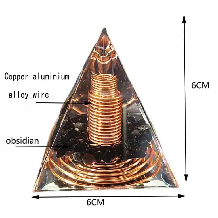 6cm Orgonit Pyramide mit Kupferdraht-Spiralen und Obsidian. Energie-Deko mit Obsidian-Steinen und Kupfer-Aluminium-Legierung.