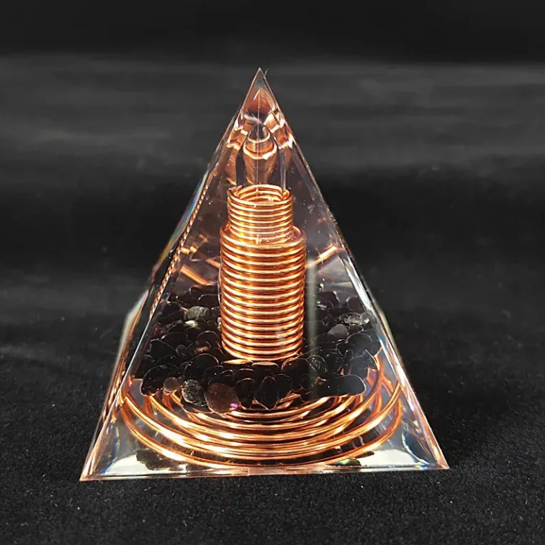 Orgonit Pyramide 6cm mit Kupferdraht-Spiralen und Obsidian. Energie-Deko, Schutzstein, Kunstharz, spirituelle Harmonie. Nahaufnahme der Details.