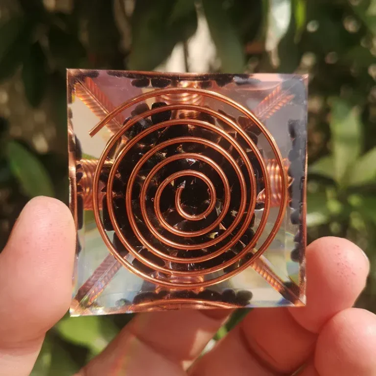 Orgonit Pyramide 6cm mit Kupferdraht-Spiralen und Obsidian, Energie-Deko. Detailaufnahme der Kupfer-Spirale im transparenten Kunstharz.