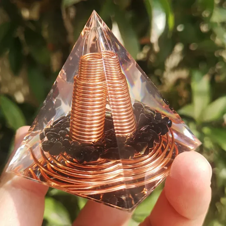 Orgonit Pyramide 6cm mit Kupferdraht-Spiralen und Obsidian, Energie-Deko. Detail: Kupfer-Spulen in klarer Orgon-Pyramide. Feng Shui.