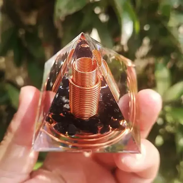 Orgonit Pyramide 6cm mit Kupferdraht-Spiralen und Obsidian, Energie-Deko. Klare Harz-Pyramide mit Kupfer-Spule und schwarzen Obsidian-Splittern.