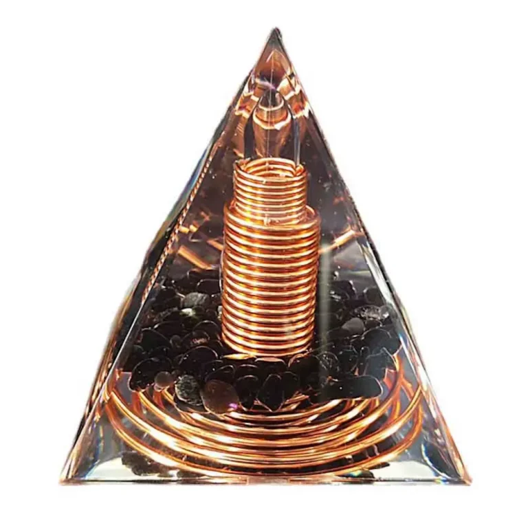 Orgonit Pyramide 6cm: Energie-Deko mit Kupferdraht-Spiralen und Obsidian. Detailaufnahme der Orgon-Pyramide mit schwarzem Obsidian.