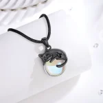 Schwarze Mond-Katze Anhänger, Kitty Krafttier auf schimmerndem Mondstein Glas. 925 Silber Halskette mit schwarzer Katze. Gothic Schmuck.