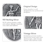 Justitia Anhänger Details: Antike Göttin der Gerechtigkeit mit Schwert und Waage, 925 Silber Amulett, Vintage Silber Oxidation, filigrane Details