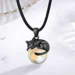 Schwarze Mond-Katze Anhänger auf Mondstein Glas. 925 Silber Halskette, Krafttier Schmuck. Mystischer Katzen-Anhänger mit Farbverlauf.