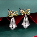 Festliche Weihnachts-Glocken Ohrstecker: Detailreiche 925 Silber Ohrringe mit goldenen Schleifen, Perlen, Schneeflocken Muster, festlich.