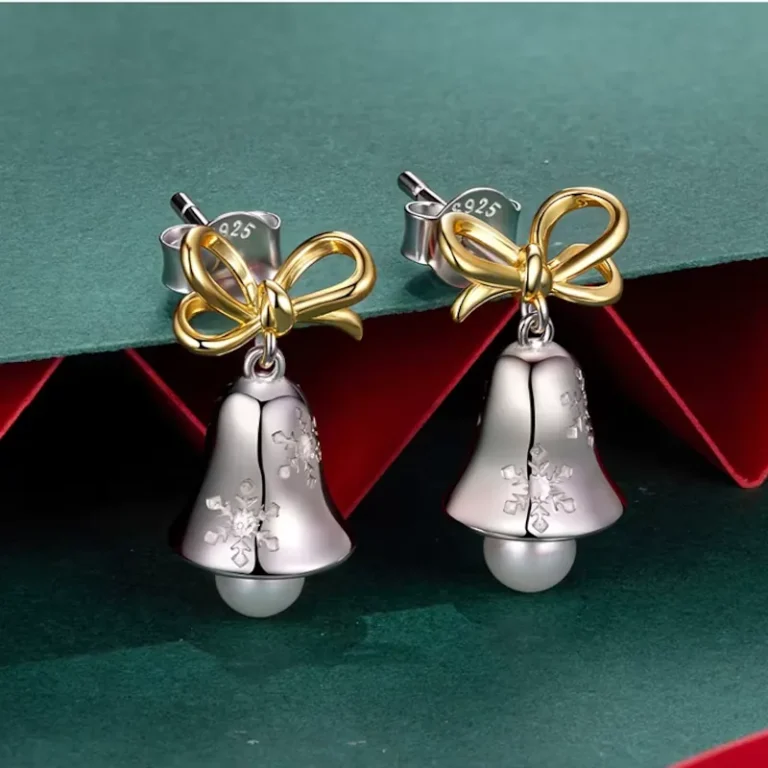 Festliche Weihnachts-Glocken Ohrstecker: Detailreiche 925 Silber Ohrringe mit goldenen Schleifen, Perlen, Schneeflocken Muster, festlich.