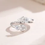 Keltischer Romantik Runenring: 925 Silber Ring mit Zirkonia-Herzen, Triskele, offenes Wrap-Design. Detailaufnahme des keltischen Knotens.