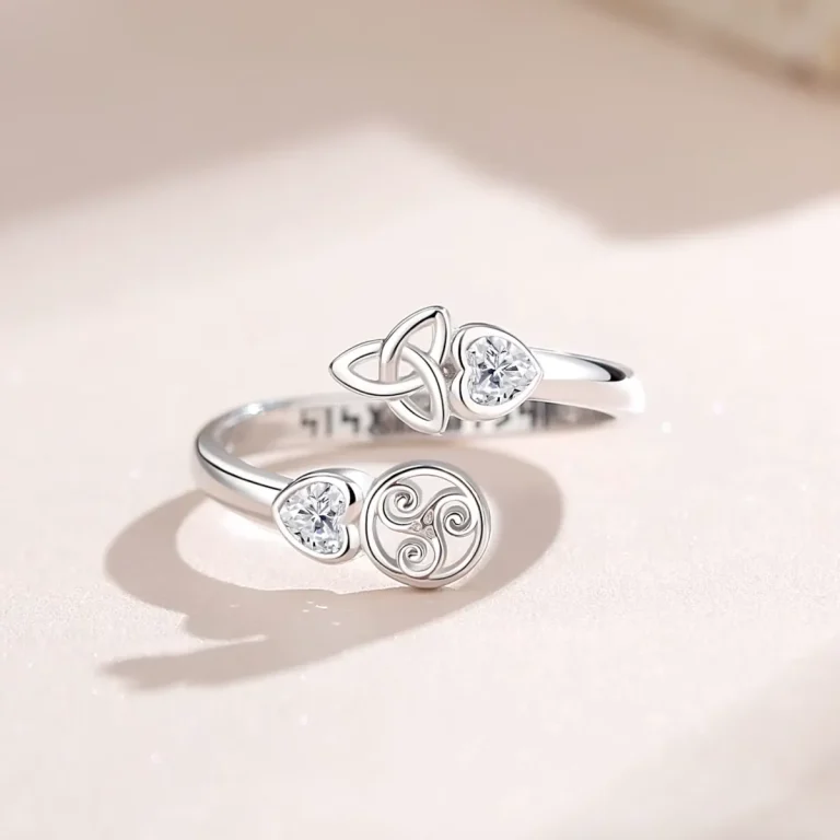 Keltischer Romantik Runenring: 925 Silber Ring mit Zirkonia-Herzen, Triskele, offenes Wrap-Design. Detailaufnahme des keltischen Knotens.